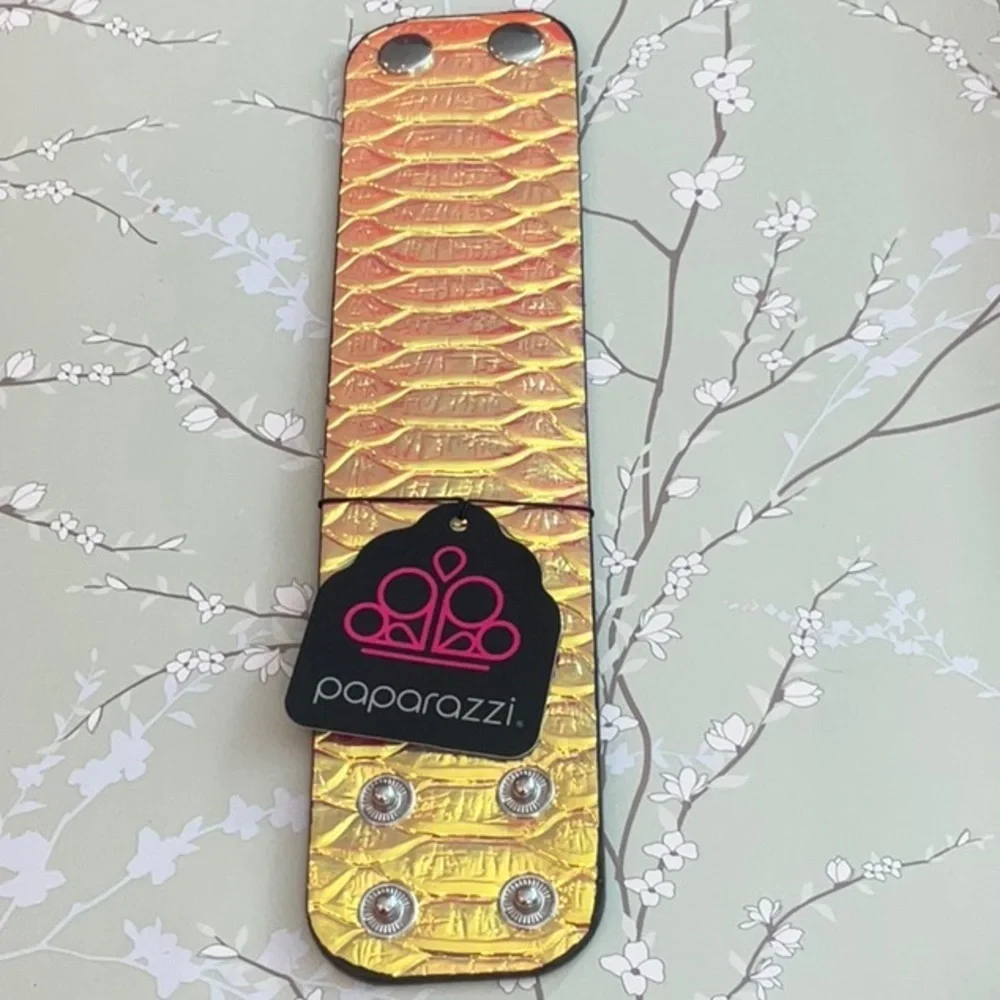 ❄️ Paparazzi | Shimmering Gold Bracelet Galactic Galapagos Urban Snap Bracelet